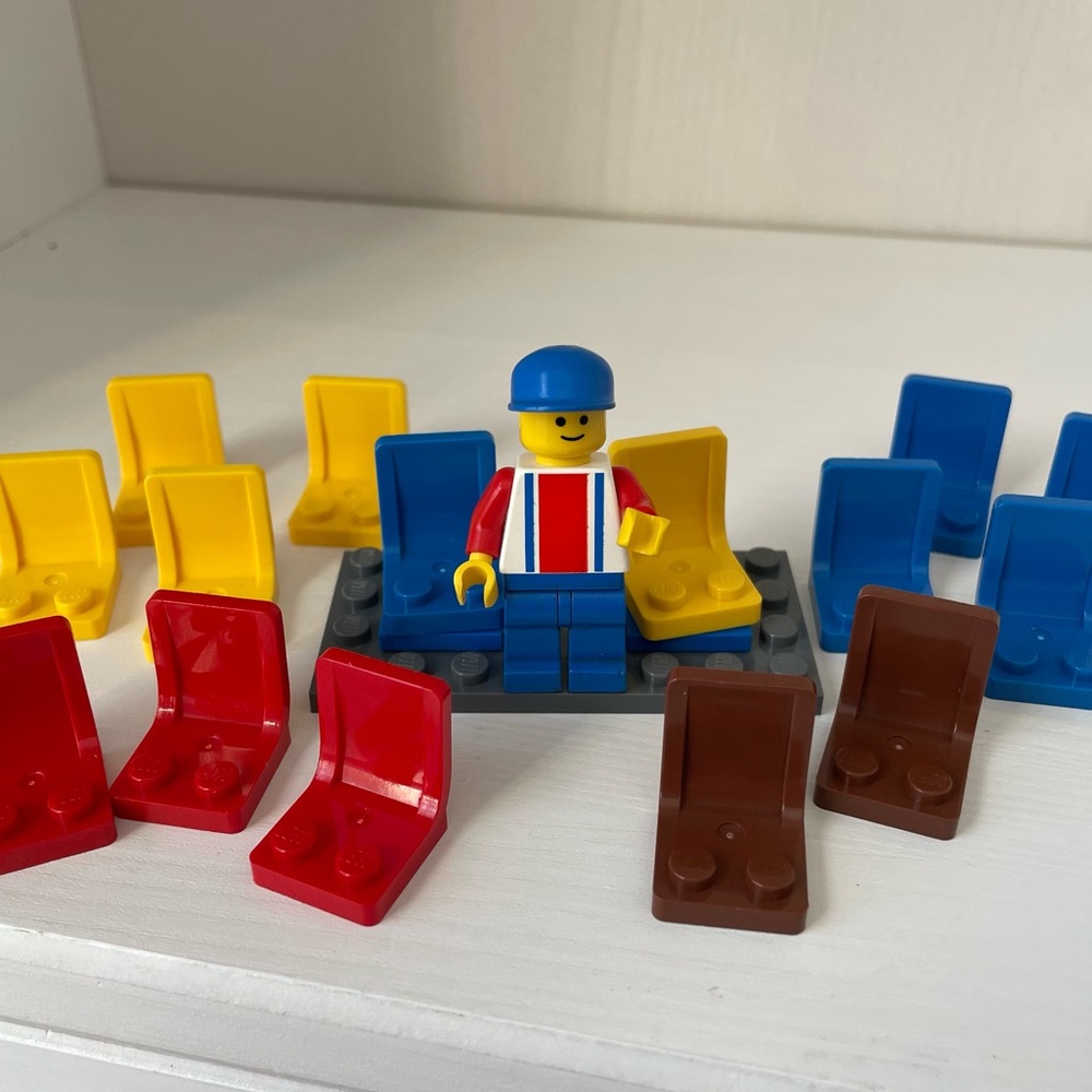 Lego Chair 4079 Bundle incl: 15 Chairs, 2 Swivels, 3 Flat pcs and 1 Mini Fig